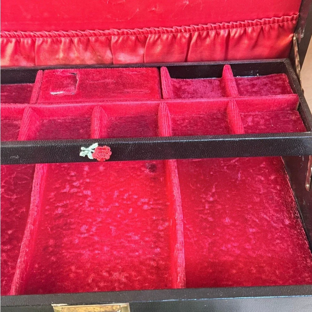 Black and Gold Mele Jewelry Box